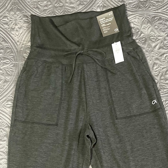 GapFit Brushed Tech Jersey Joggers Mid Rise - Picture 5 of 9